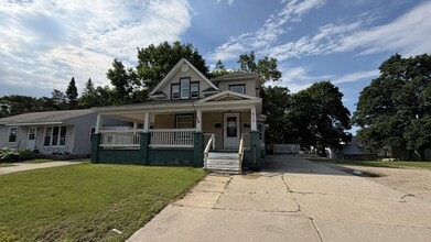 Building Photo - 810 E Division St