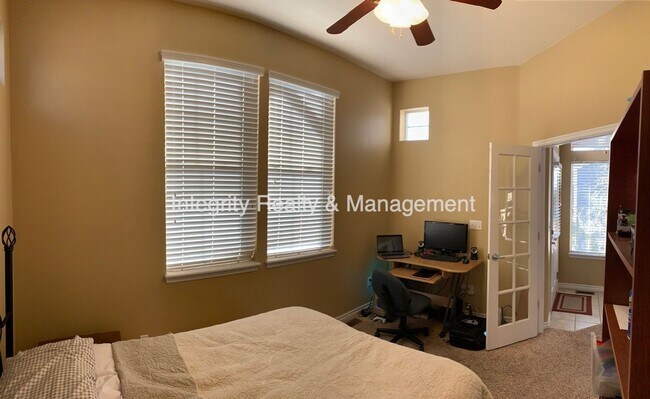 Building Photo - 3025 Redhaven Way