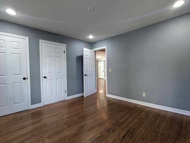 Building Photo - Beautiful 2 bedroom/1 bath home with solid surface flooring!