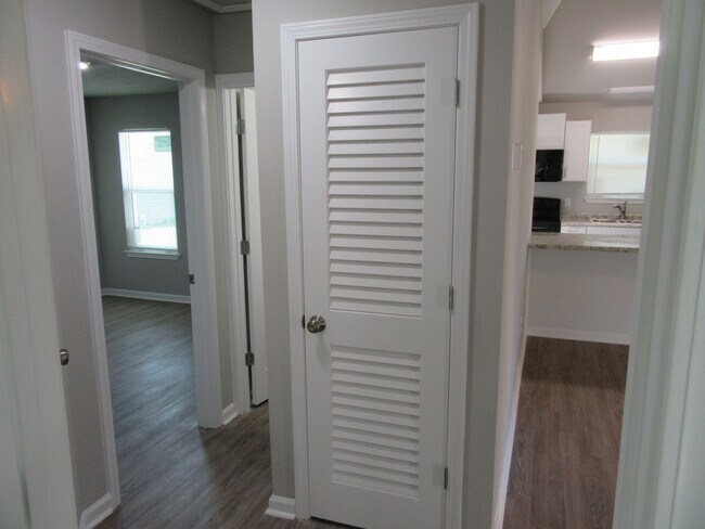 Building Photo - 1302 Grace Ave