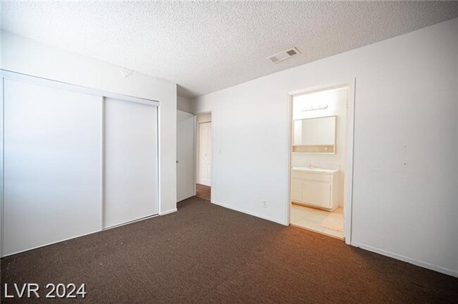 Building Photo - Beautiful 2 bedroom - 2 bath condo in Crai...