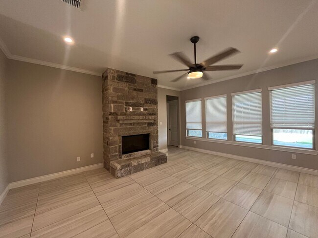 Building Photo - 4815 Viewcrest Rd