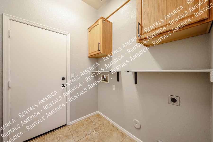 Building Photo - 9447 E Natal Ave