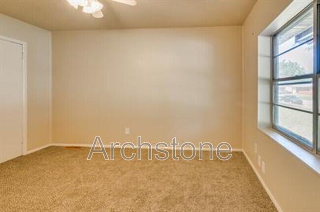 Building Photo - 724 General Senter Dr