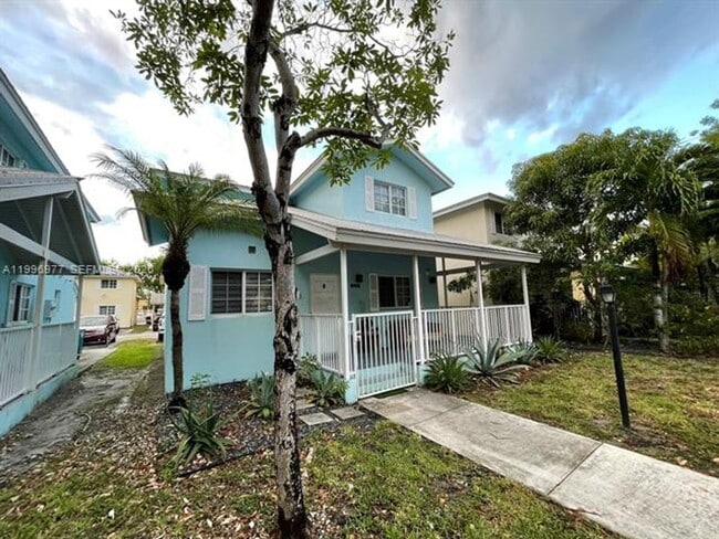 Building Photo - 325 NW 19th Ln