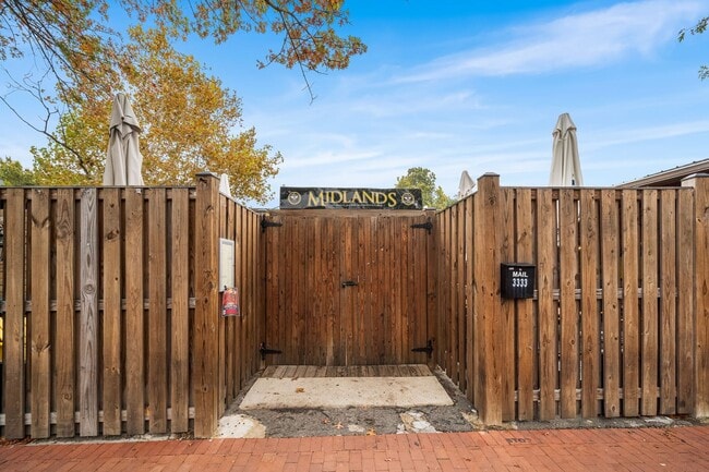 Building Photo - Stylish 2BR/2BA Bi-Level Condo with Private Roof Deck and Covered Parking!