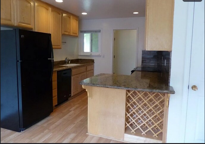 Building Photo - 1548 Heron Ave