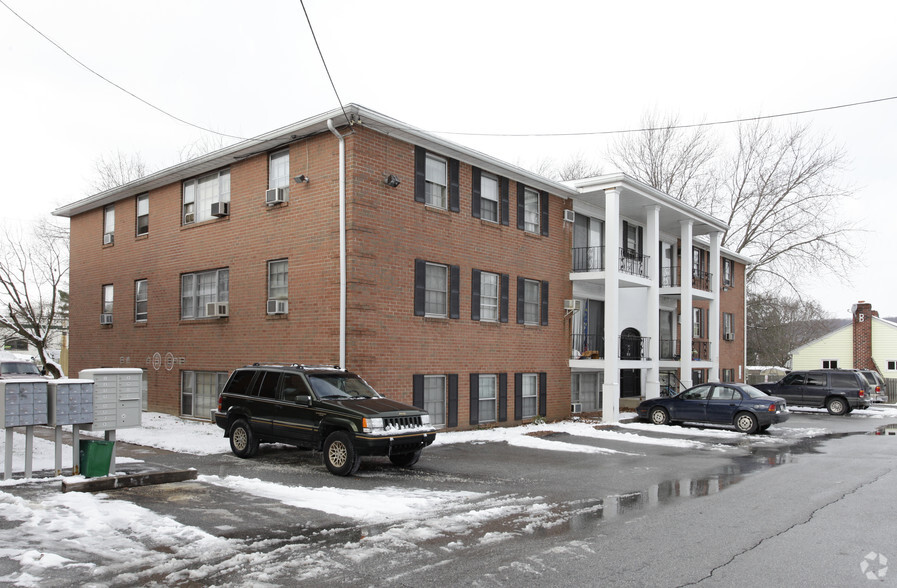 Building Photo - Colonial Apartments