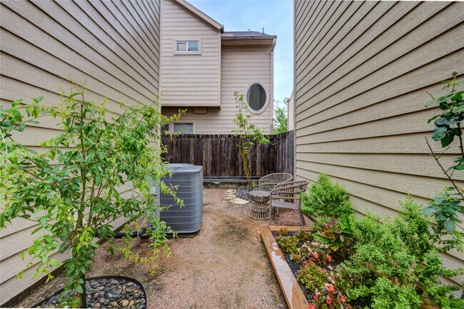 Building Photo - 2206 Naomi St