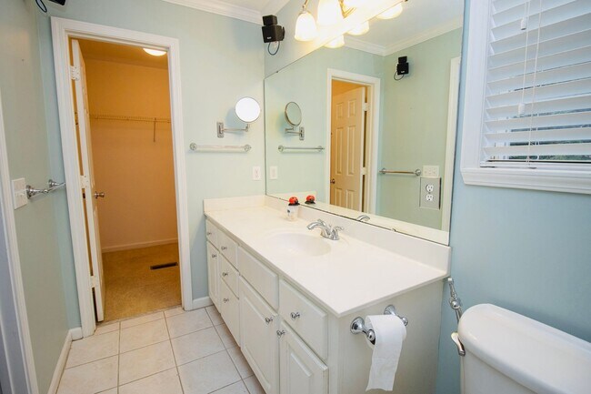 Building Photo - Charming 3 Bedroom, 2 Bathroom in Rosewood - Available May 2026!