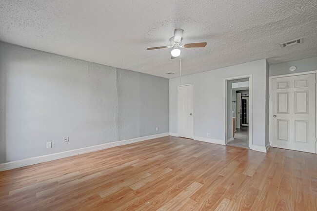 Building Photo - Affordable spacious 4bed/2bath single-fami...