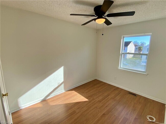 Building Photo - 4740 Greenlaw Dr
