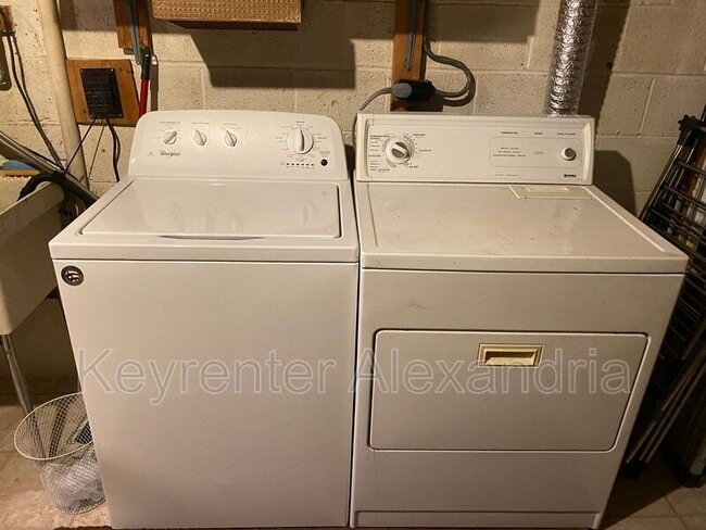 Building Photo - 5923 Kara Pl