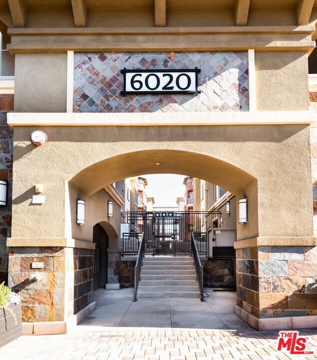Building Photo - 6020 S Seabluff Dr
