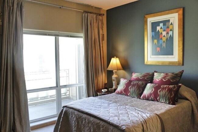 Building Photo - 1550 E Royall Pl