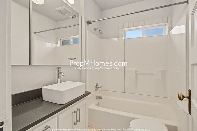 Building Photo - Updated Two Bedroom Duplex in Buckman!