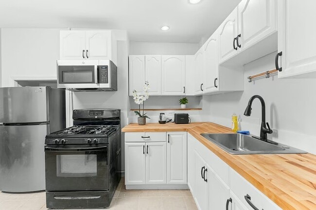 Building Photo - 8 Everett St