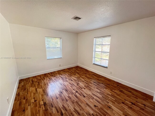 Building Photo - 1406 Arpeika St
