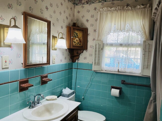 Building Photo - "Charming 3-Bedroom Home with 2 Full Baths...