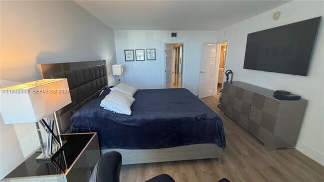 Building Photo - 100 Bayview Dr