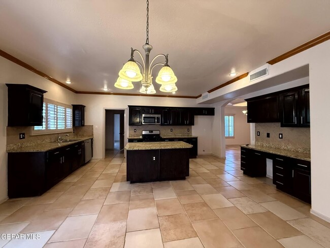 Building Photo - 317 Zenith Dr
