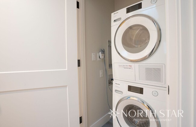 Building Photo - Newer Duplex in the Heart of Lake Oswego.