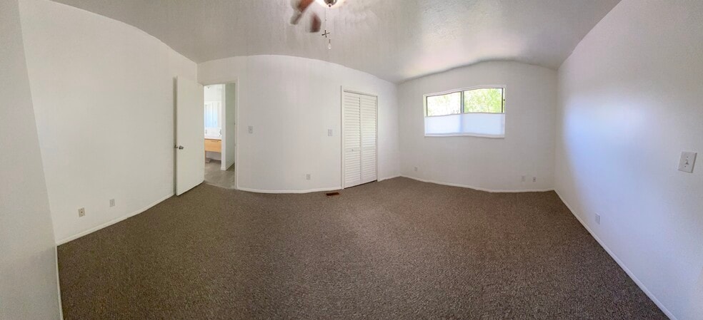 Building Photo - 401 E Maxwell Ln