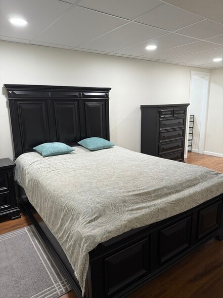 Queen size bed - 214 Eagle Ave