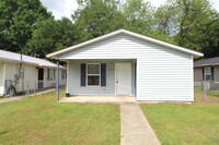 Building Photo - Updated 3BR/1BA Home with Fenced Yard in C...