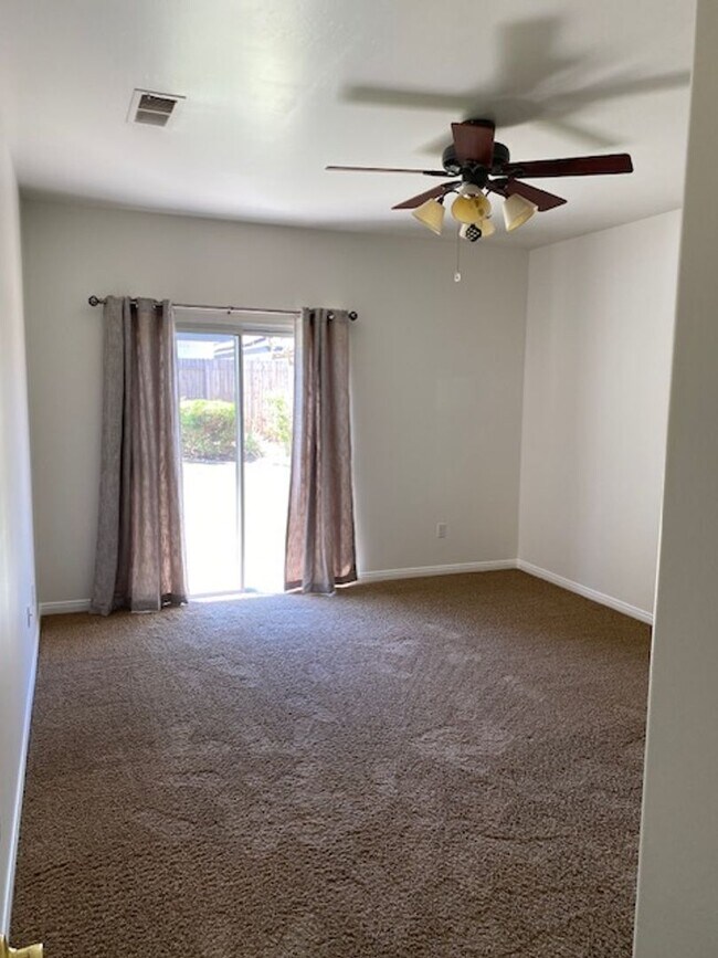 Building Photo - Gorgeous 4 Bedroom 2 Bath Home W/Pool!