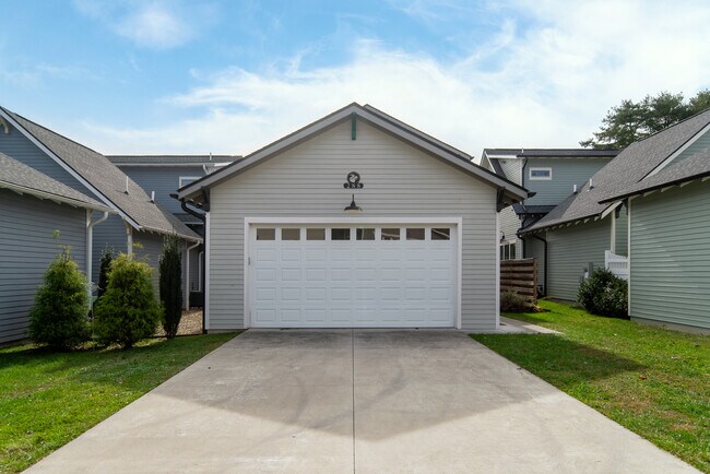 Building Photo - 288 W Main St