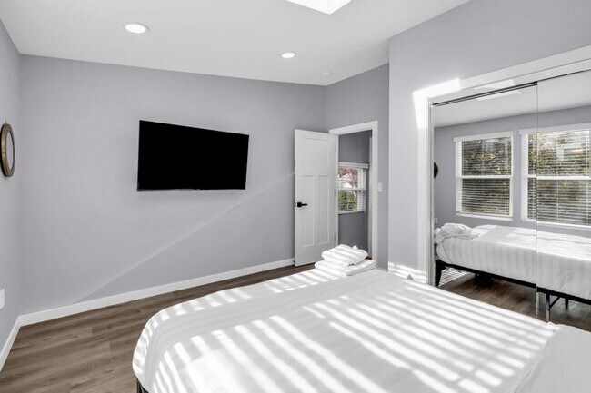 Building Photo - 830 Parkwood Ave