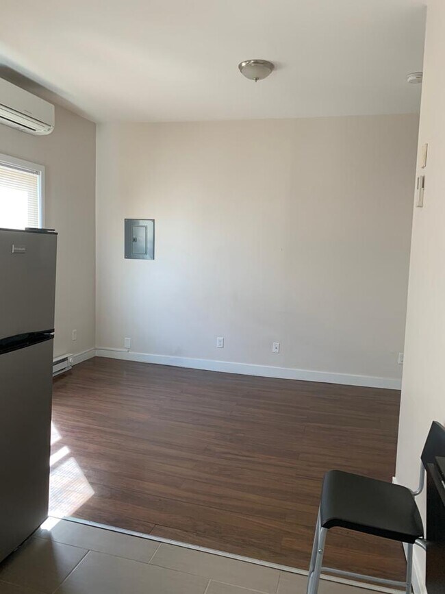 Building Photo - 208 Waterman St