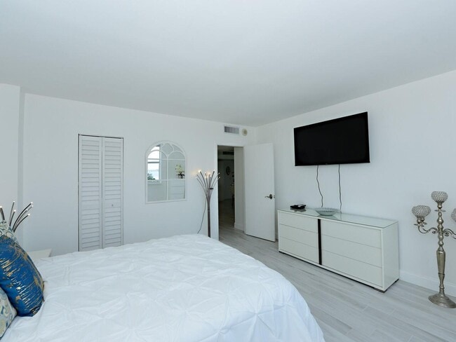 Building Photo - 3450 S Ocean Blvd