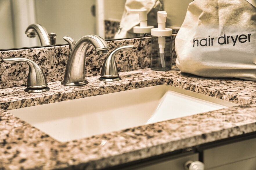Full Bath (Upstairs) - 2430 Grandview Ave