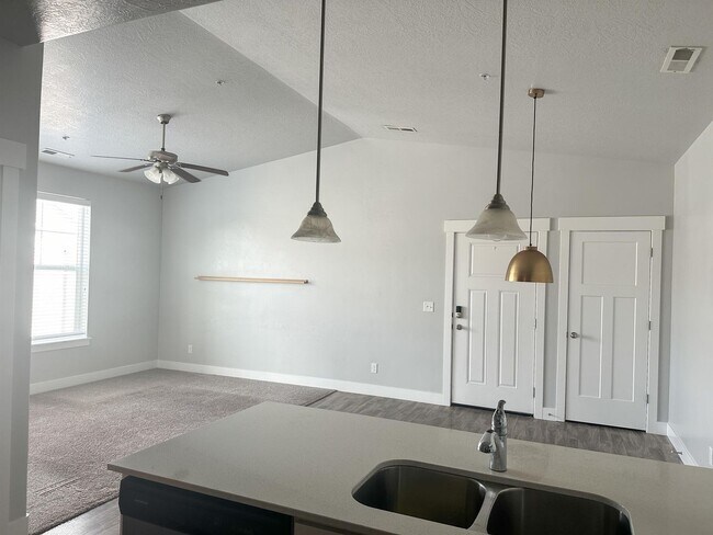 Building Photo - Newer Vineyard Condo for Rent! Next to Utah Valley University!!