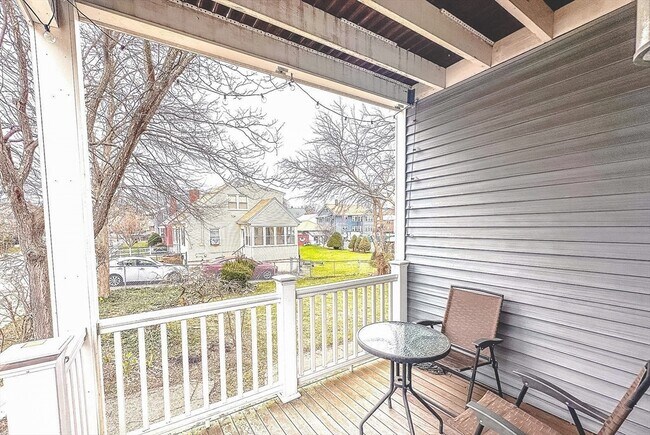 Building Photo - 35 Hillock St