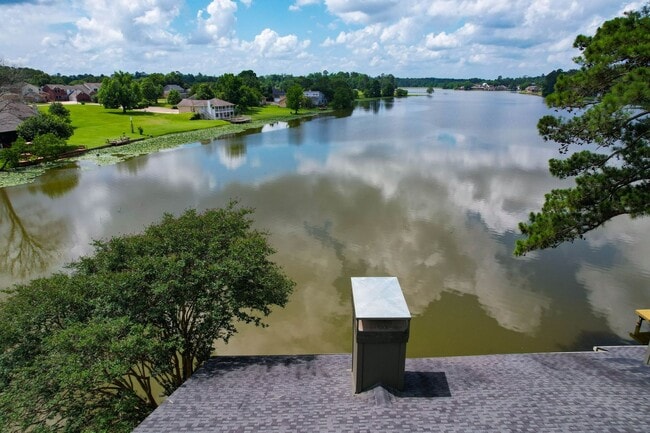 Building Photo - Waterfront Townhome in Elkins Lake