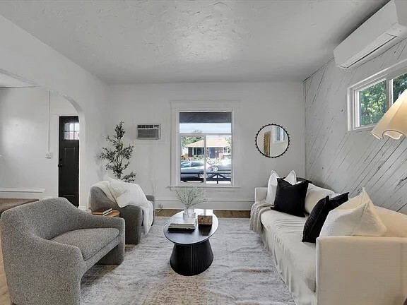 Building Photo - 2218 E Pacific Ave