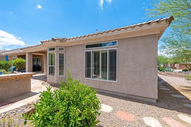 Building Photo - Gated Community!