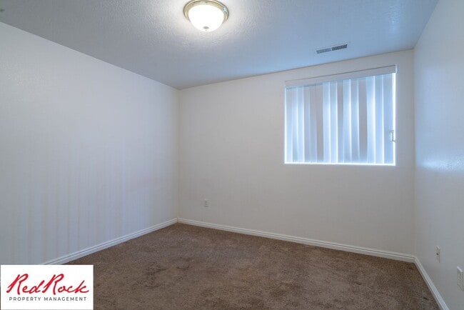 Building Photo - Spacious 3 Bedroom Townhome in Central St....