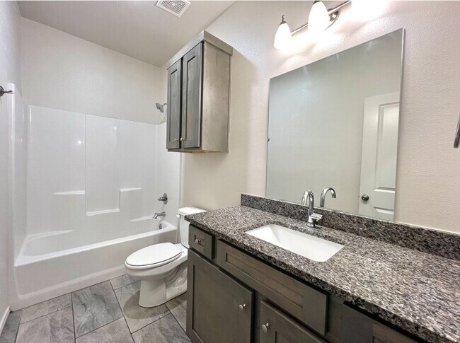 Building Photo - "Charming 3-Bed, 2-Bath Home in Lubbock – ...