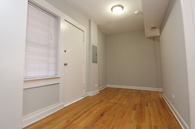 Building Photo - 1348 W Argyle St