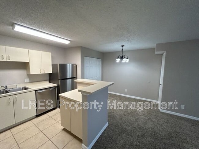 Building Photo - 380 Lakepointe Dr