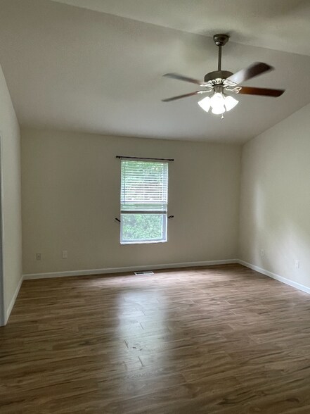 Building Photo - 60 Westhampton Ct