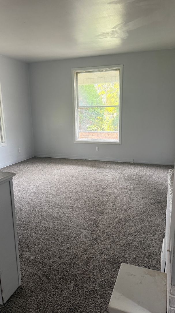 Building Photo - Large 3 bedroom Single Family Home