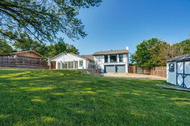 Building Photo - Garland Split Level