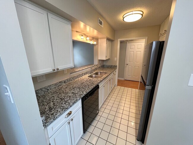 Building Photo - Adorable 3 Bedroom Townhouse w/ 1st Floor ...