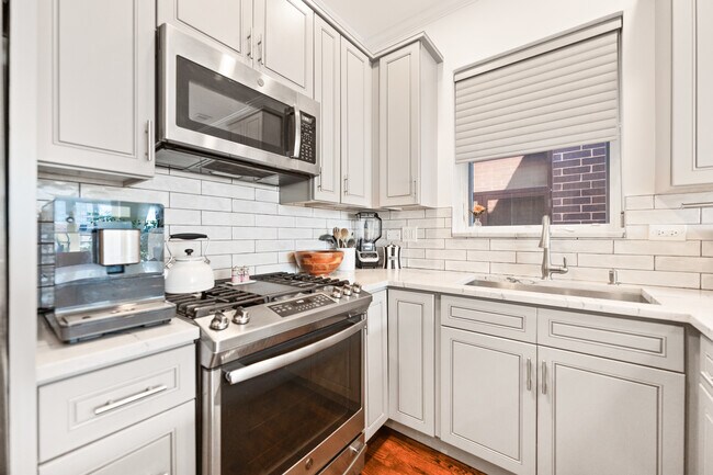 Building Photo - 840 W Erie St