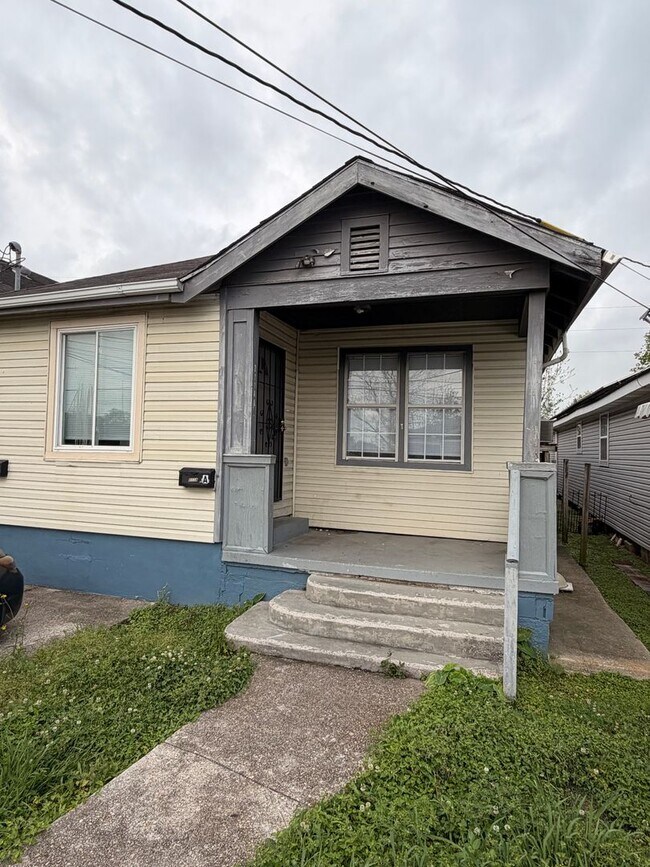 Building Photo - Large 2/3BD AND 2 FULL BATHS